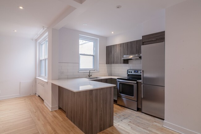 Building Photo - 2105 Chomedey