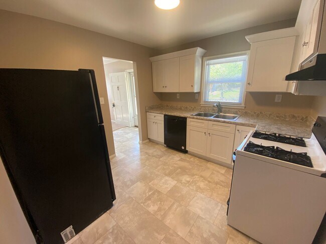 Foto del edificio - 3 Bedroom, 1.5 Bathroom House in Winston-S...