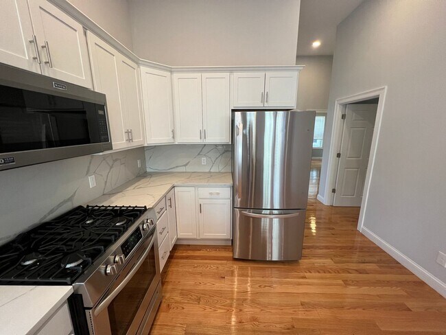 Building Photo - HOT THREE BED TWO BATH IN SOMERVILLE