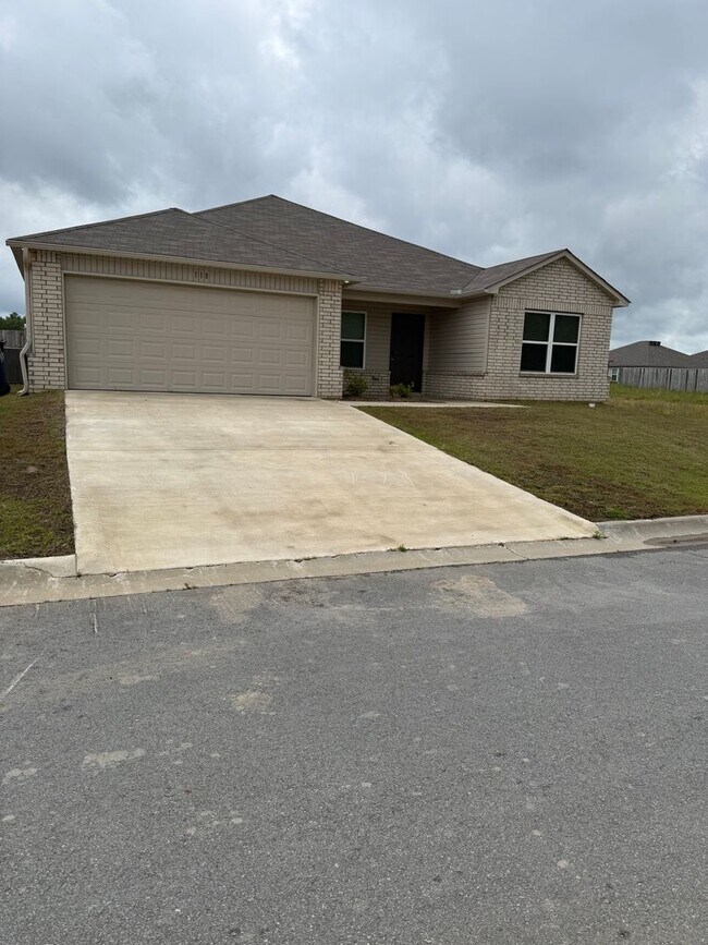 Building Photo - Four Bedroom | Two Bath Home in Cypress Bend