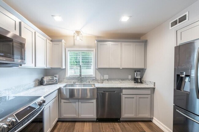 Building Photo - 4215 E Bay Dr
