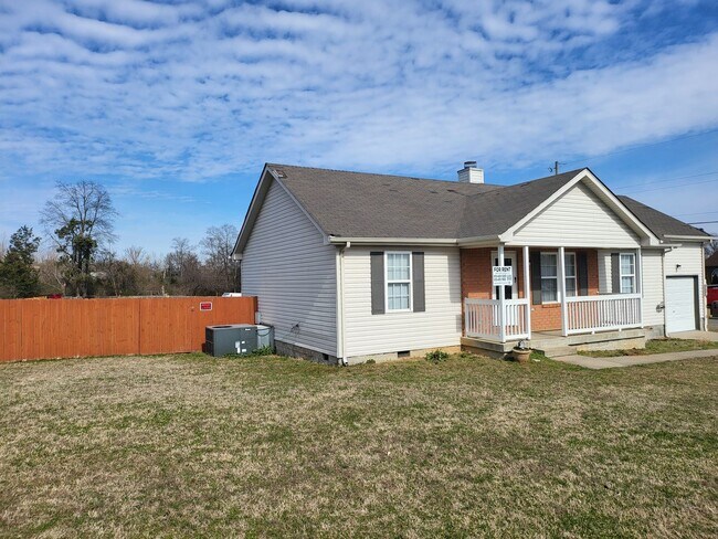 Foto del edificio - Large 3br 2ba with garage and privacy fence in Antioch, Tn