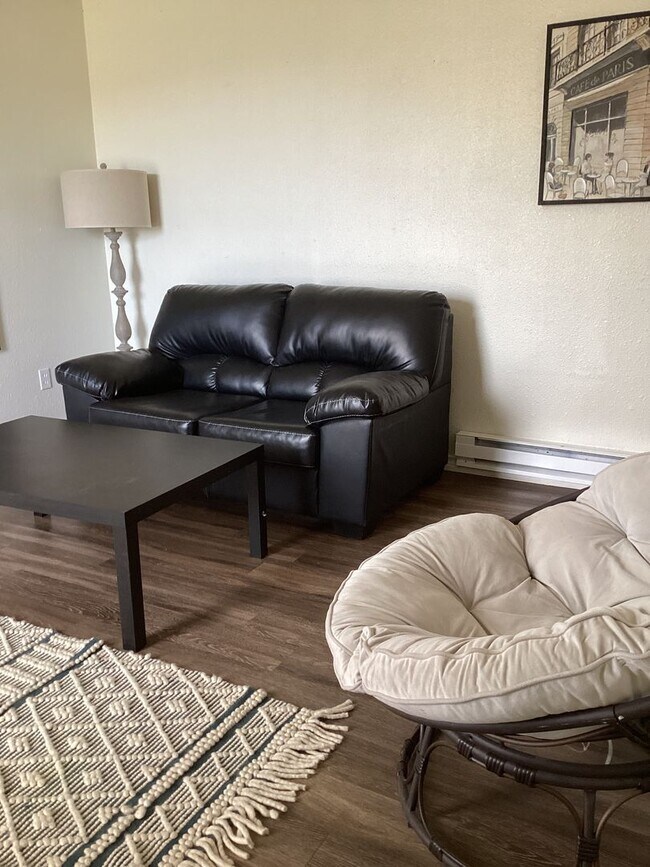 Foto del edificio - 2 Bed 1 bath Apartment  on Quiet Street and Close to ENMU!