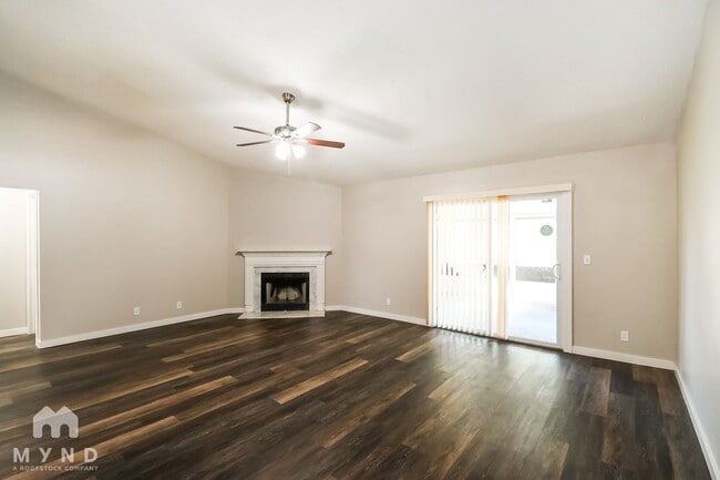 Foto del edificio - 100 Autumn Springs Ct W