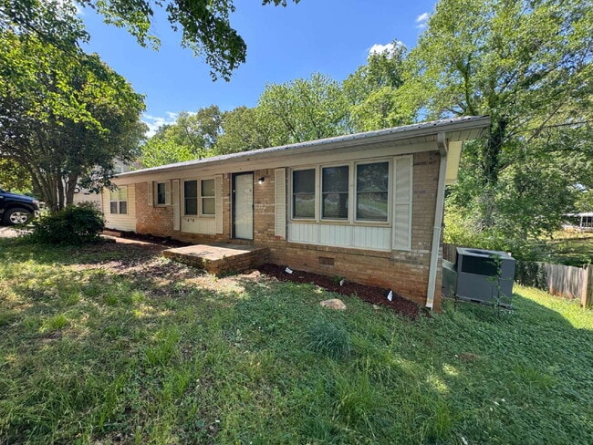 Foto del edificio - "Charming 3-Bed Oasis with 2 Full Baths on Brookview Drive – Your Perfect Talladega Retreat!"