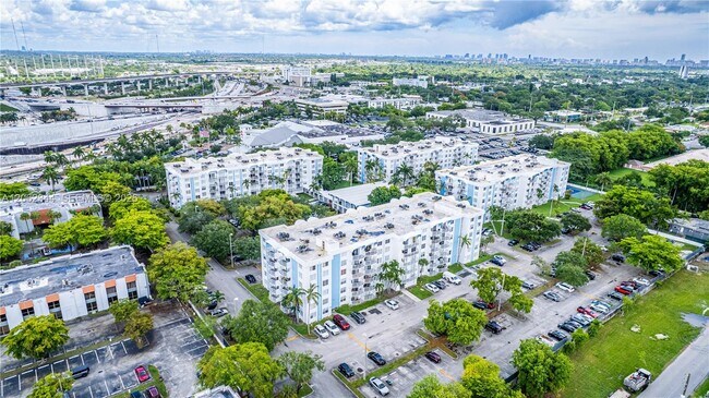 Foto del edificio - 482 NW 165th St