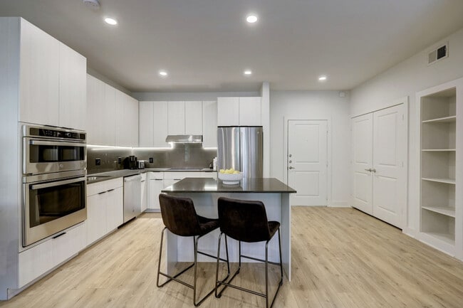 Building Photo - 2137 Pelham Dr