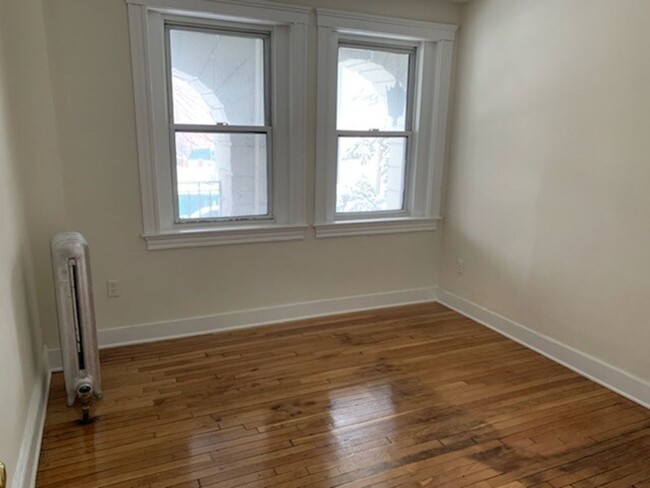 Building Photo - Avl NOW - NO FEE! Split-style 3BR apartmen...