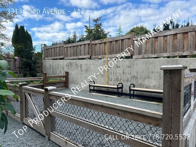 Photo du bâtiment - 4th Floor Apartment