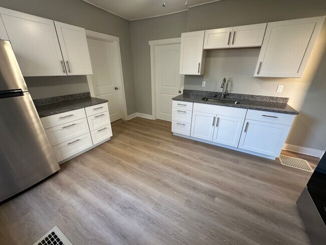 Foto del edificio - BEAUTIFUL RENOVATED NEW 4 BEDROOM 2 BATH H...