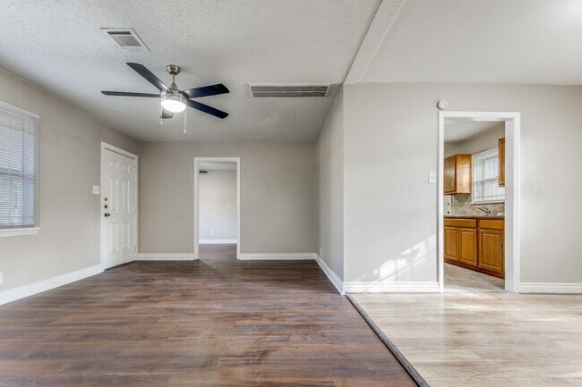 Foto del edificio - 9310 Forest View St