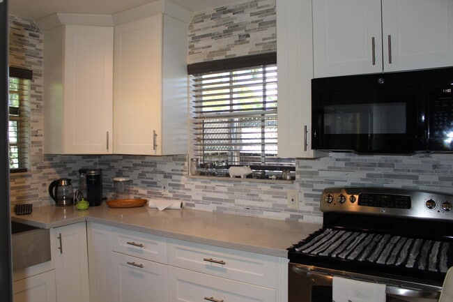 Foto del edificio - 225 Gulfstream Blvd