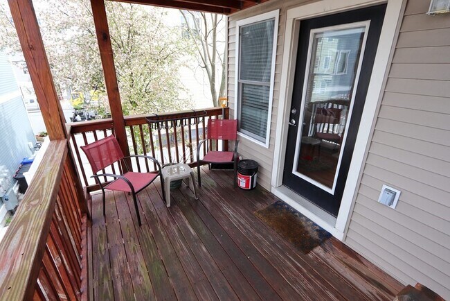 Building Photo - 104 D St