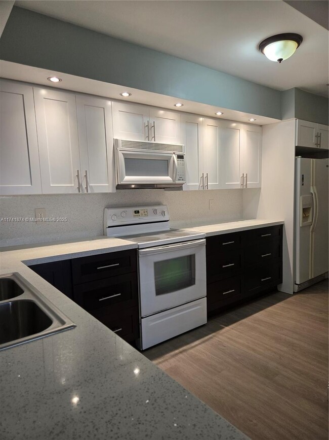 Foto del edificio - 18810 NW 57th Ave