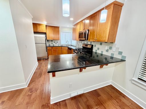 Foto del edificio - Urban Madison Valley three-bedroom townhome Available April 1st, 2026