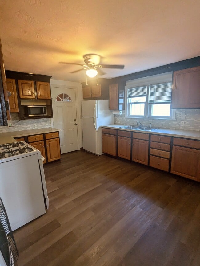 Spacious kitchen - 65 Hayes St