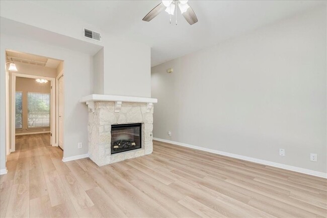 Building Photo - 3809 Spicewood Springs Rd
