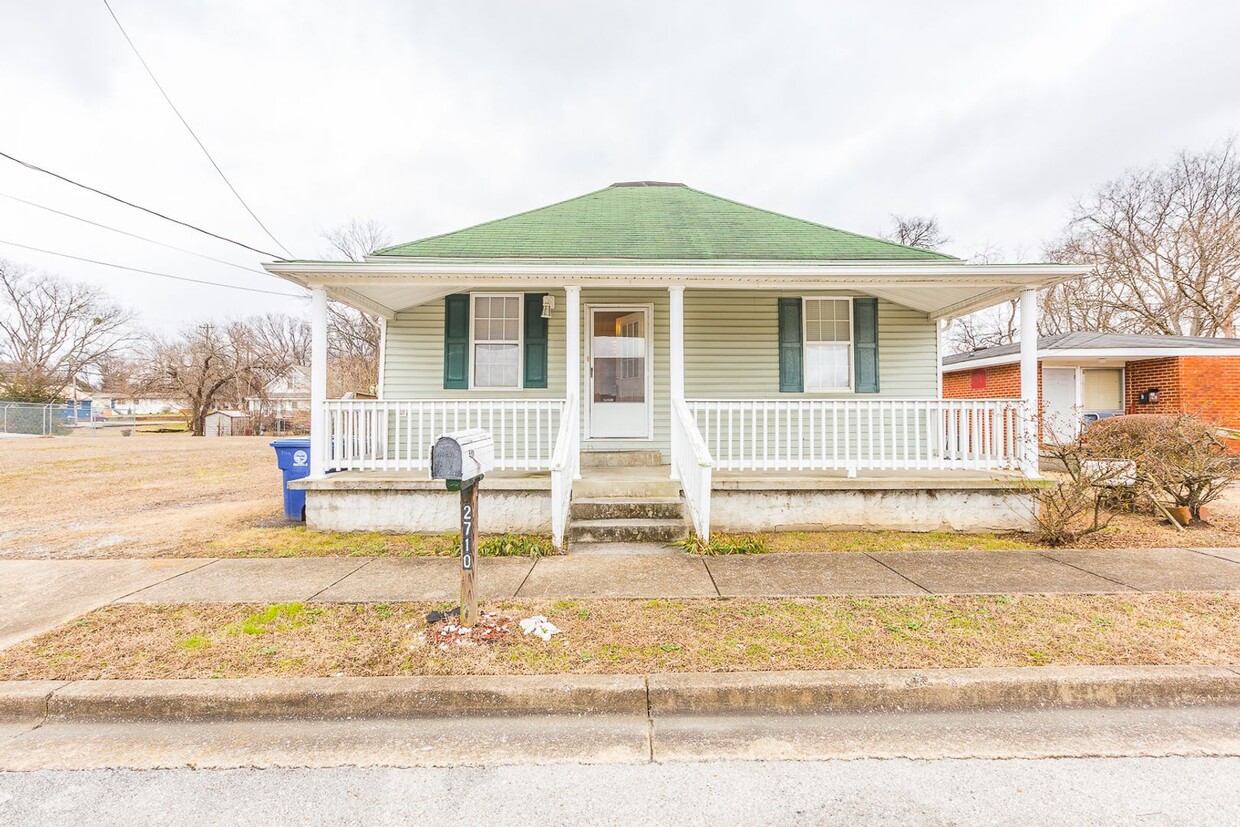 Primary Photo - Great 4 Bedroom 2 Bath rental in Downtown ...