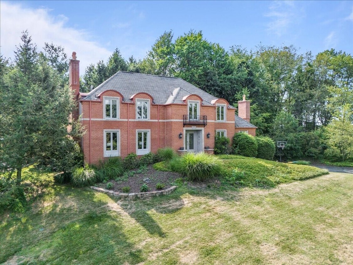 Primary Photo - Elegant Home in Hampton township for rent