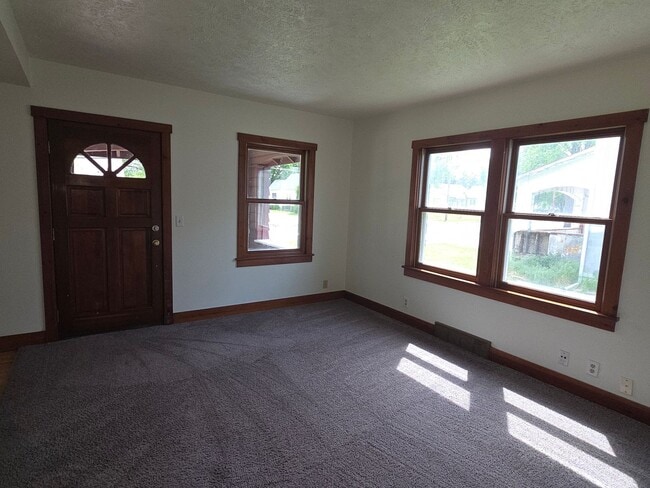 Building Photo - Handicap Accessible with 4 Bedrooms + Bonus Room & 2 Full Baths (Month-to-Month leases only)