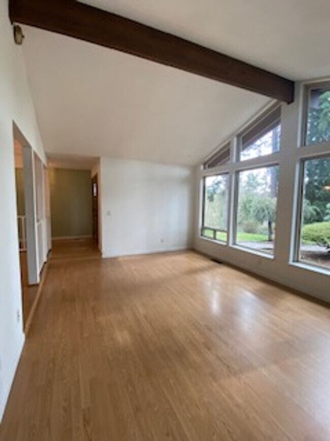 Building Photo - Spacious 3 BD 2.25 BA Home on Acreage