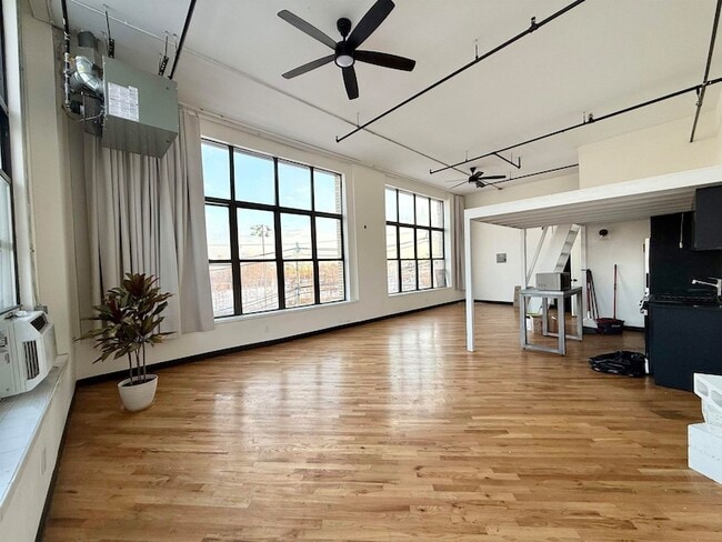 Building Photo - 2 Union St