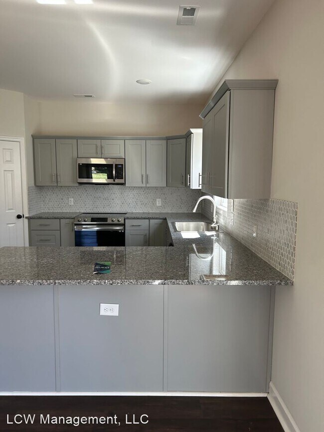Building Photo - 4 br, 2.5 bath House - 4830 Tiffany Avenue