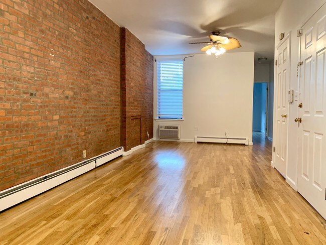 Foto del edificio - 1120 Hudson St