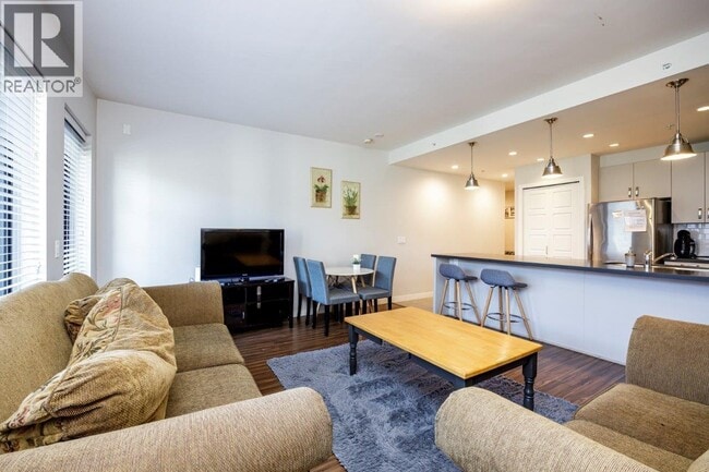 Photo du bâtiment - 215 W 1st St