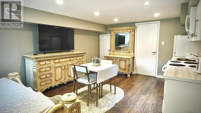 Building Photo - 253 Alsace Rd