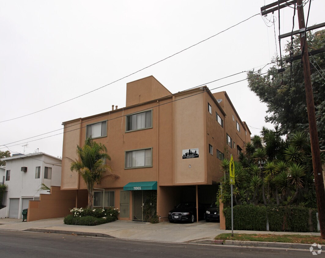 Primary Photo - 11865 Rochester Ave