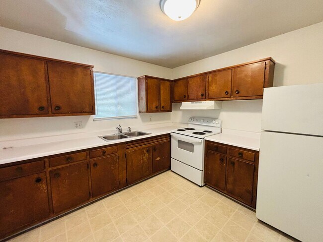 Building Photo - 2 Bedroom, 1 Bath Apartment