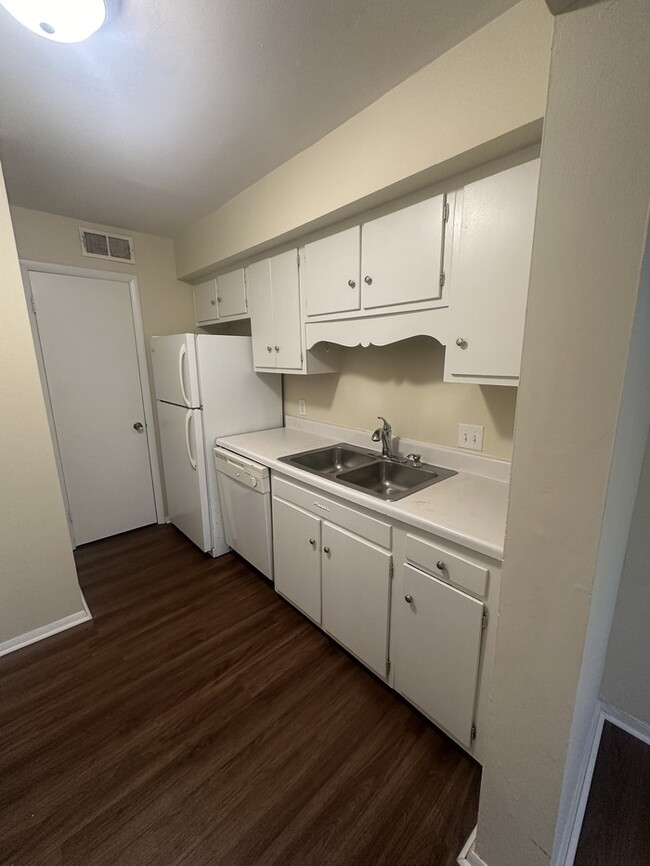 Building Photo - 2 Bed Condo Minutes to Downtown Raleigh & ...