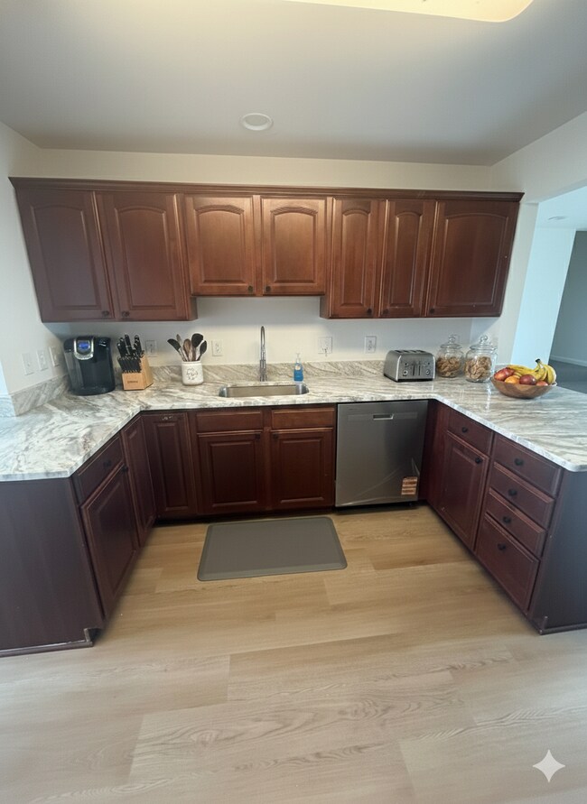 Building Photo - 550 Riverside Dr