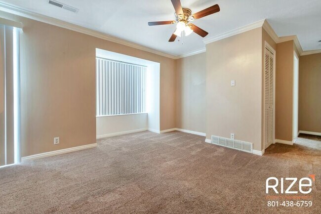 Building Photo - 875 E Arrowhead Ln