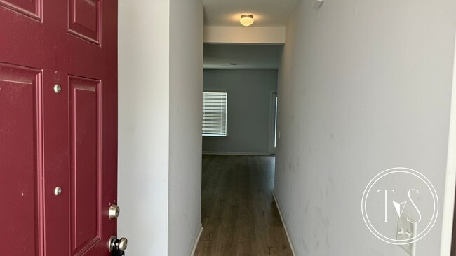 Building Photo - SUMMER MOVE-IN SPECIAL: $1000 OFF 1ST MONT...
