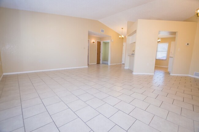 Foto del edificio - Welcome to this charming 3-bedroom, 2-bath home with Central A/C and Large 2 Car Garage!