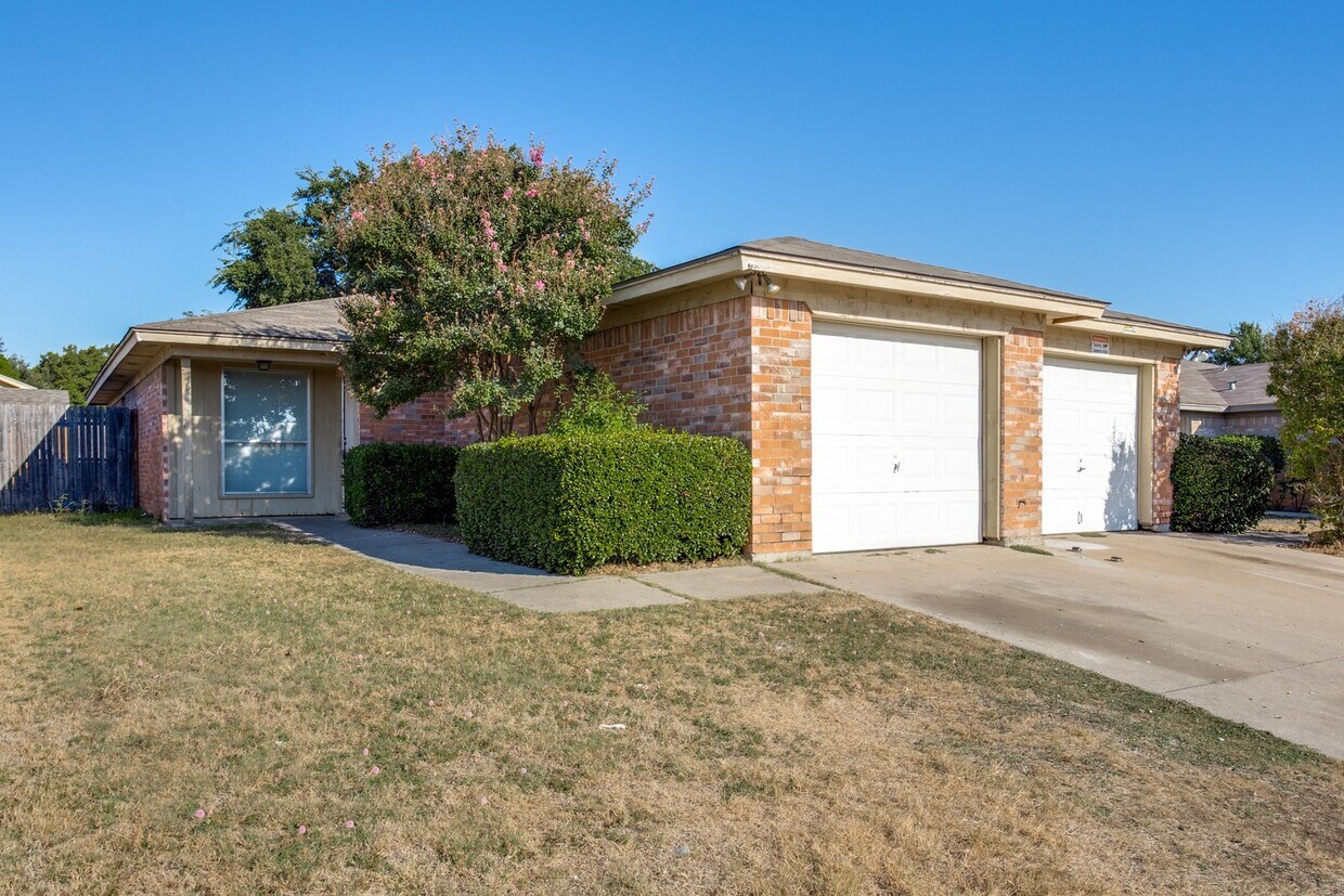 Foto principal - Hulen Park Humble Abode Duplex!