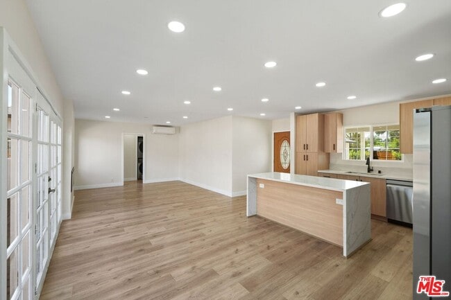 Building Photo - 21009 Saticoy St