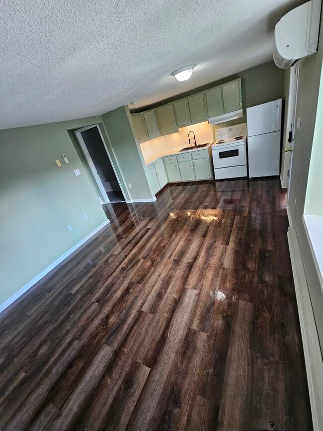 Building Photo - 10437 Rue Principale