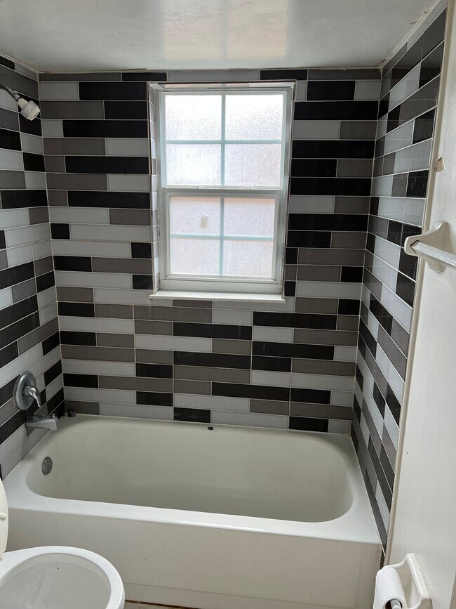Building Photo - 7823 Hyacinth Dr