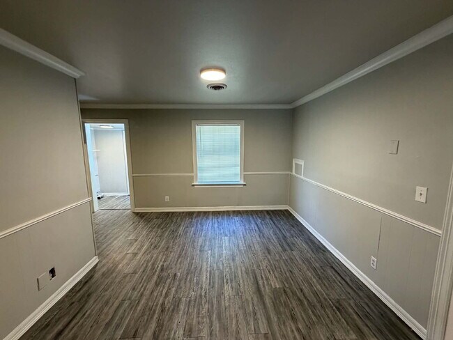 Building Photo - 3 Bed, 1 Bath, 2 Car Garage on Corner Lot in Midtown