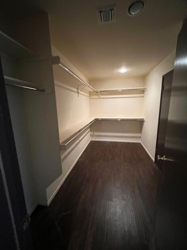 Building Photo - 4 bedroom and 4 bathroom house in LA Canad...