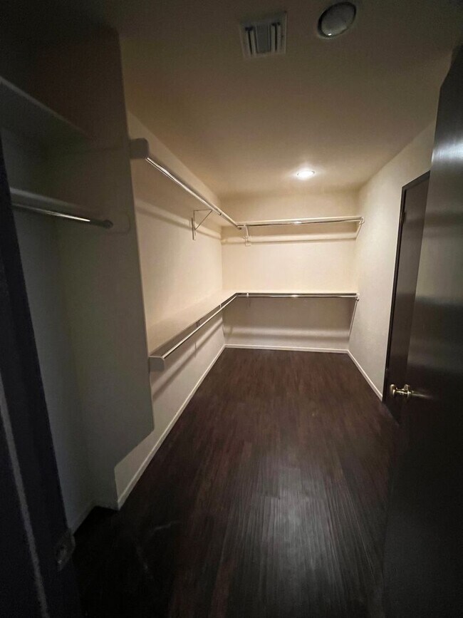 Foto del edificio - 4 bedroom and 4 bathroom house in LA Canada, California