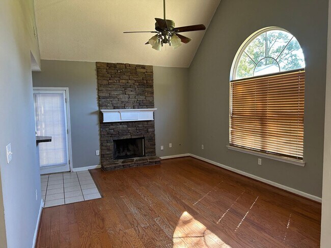 Foto del edificio - 1311 Circle Dr