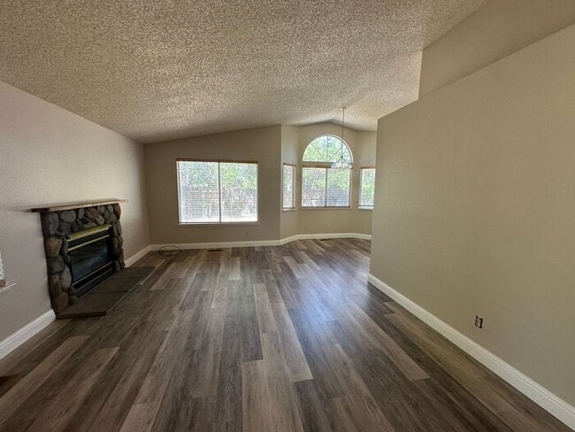 Building Photo - 1170 Forest Knoll Ct