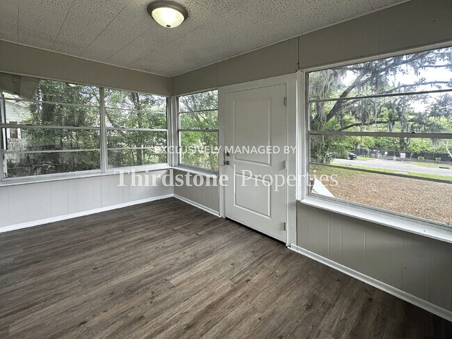 Foto del edificio - 6965 Lorain St