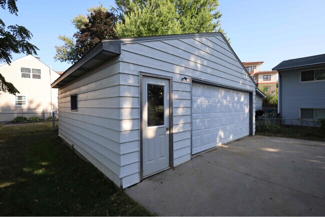 Building Photo - 406 9th Ave NW