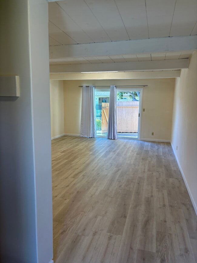 Building Photo - 225 Lometa Ave