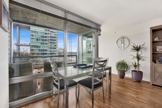 Foto del edificio - 9725 Woods Dr
